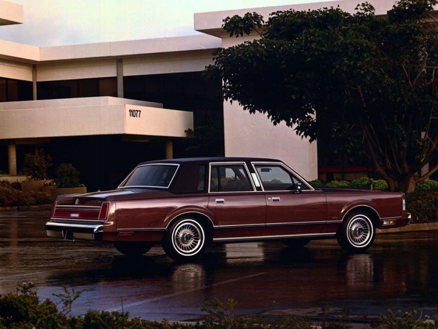  Lincoln Town Car 1985 года  (фото 7 из 16)